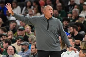 名记：雄鹿休赛期可能换帅 多名球员对老里的执教风格缺乏信心