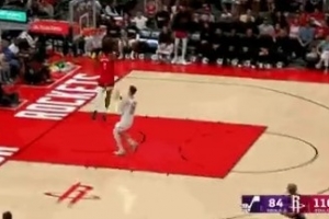 迅捷如风！阿门快手抢断直接反击秀大风车暴扣