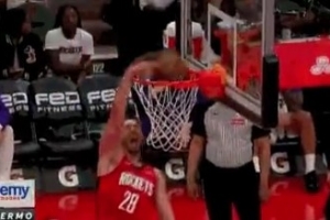 灵动小火龙！申京背转身过掉防守到篮下单臂帅扣