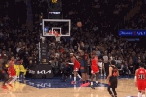 手感火热！阿努诺比快速到前场压哨长两分打进