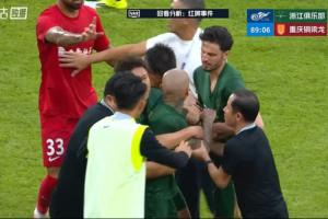 暴怒！米特里策染红冲上去想找裁判理论，队友赶紧把他拉住