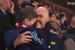 枪迷落泪！阿森纳被绝杀，小球迷拿衣角抹泪，女球迷眼眶泛红