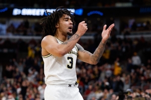 穿针引线！卡多17中5拿13分5板10助4断 也有6失误