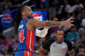 数据很CC！詹金斯半场4中3拿下13分2板8助 正负值+14