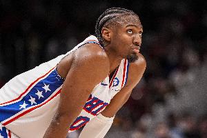 中规中矩！马克西17中8拿到23分1板1助1断 正负值-27