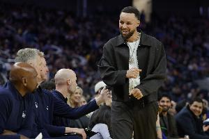 库里谈复出：膝盖反复疼痛令人沮丧 珍惜上场机会&为球队尽一份力