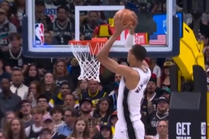 轻松平筐！卡斯尔抛传高空制导 文班随便起飞双手空接炸扣！