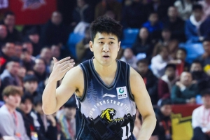 不在状态！姜伟泽半场7中2拿8分3助有3失误 正负值-18