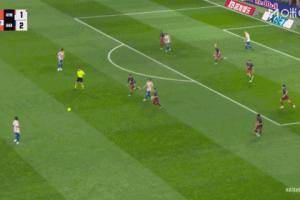 马丁黄牌同款！马竞18岁小将先捅到球后踢到加维小腿，主裁没给牌