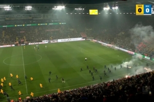 图片报：因球迷互掷烟火，德累斯顿迪纳摩vs赫塔被迫中断20分钟