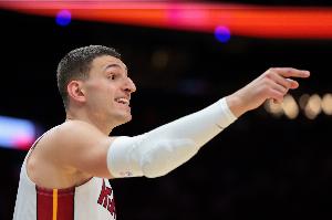 遭恶意犯规后受伤！斯波：约维奇脚踝扭伤 并没有骨折的情况