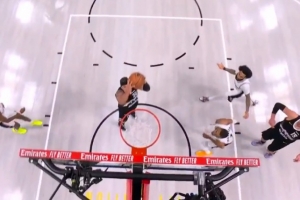 完美战术！约基奇绕掩护吸引包夹 助攻戈登暴扣空篮追平比分！