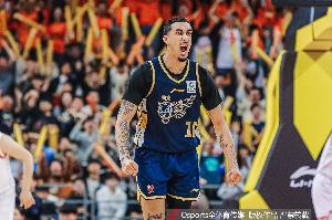 互飙！山东外援珀塞尔半场11中6砍18分 广东外援奎因12中6轰19分