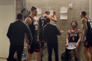 季后赛前上上强度！险胜勇士后 火箭在更衣室外加练 KD申京入镜