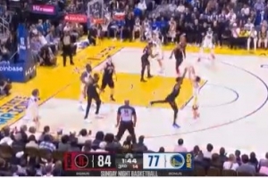 大举反击！库里追打伊森三分再中 勇士轰出11-0迅速迫近比分