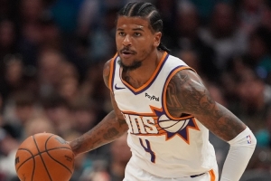 4失误略多！杰伦·格林半场16分钟 14中8&三分5中2砍下18分！