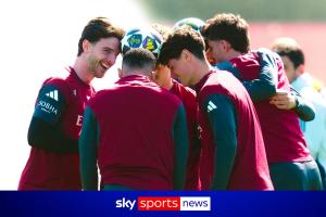 心态积极！阿森纳训练中玩起趣味小游戏，四个人顶着一颗球跑