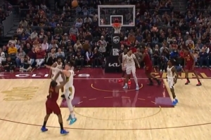 登哥一攻一防！哈登先精准切帽斯劳森 再追身加长三分3+1！