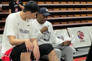 倾囊相授！广州主教练内特·米切尔又一对一地给徐昕看录像上小课