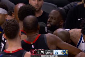 火气上来了~追梦暴起扔球砸中小史密斯爆发口角 杜兰特前来劝架