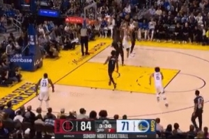 斯蒂芬=没圆柱体！库里强攻被撞倒仍打中 裁判没有表示