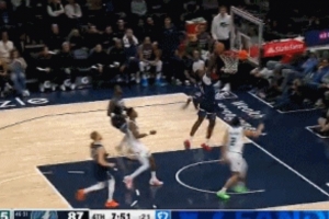 这干啥呢？里德反击几乎空篮机会 起飞想要扣篮被篮筐帽