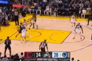 开始表演！申京快攻2打1走步失误 随后又被吹进攻犯规