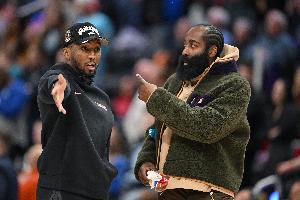 米切尔：哈登吸引了大量防守 最好选择是我退后一步让他掌控比赛