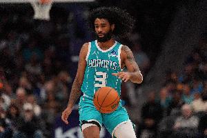 内外开花！科比·怀特替补19分钟11中5拿17分 三分5中3