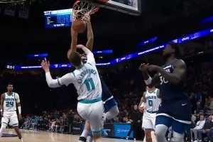 年轻人还嫩了点！戈贝尔顺下接球暴起 双手隔扣卡尔克布伦纳