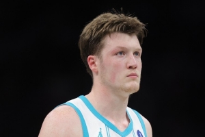 今天手感不佳！克尼佩尔14中4得11分 三分4中1&出现3次失误