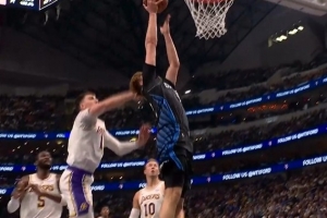 冲击力十足！弗拉格反击一条龙打进加罚 8中5独得15分