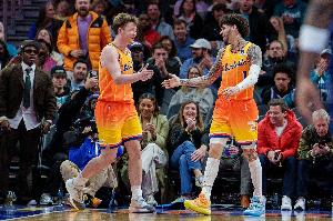 你也要抢三分王？三球猛追6记三分仅差10记追平队友克尼佩尔！