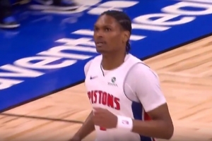 身体素质没得说！奥萨尔抢断推反击 起三步单臂轻松隔扣小卡特