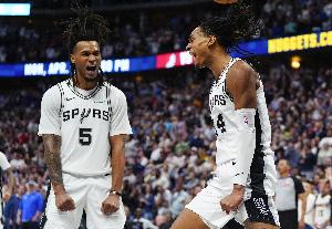 卡斯尔:我们三名后卫随时都能冲击内线 我们都非常无私