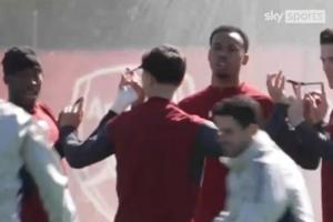 球员手抵着笔训练！塔帅：训练要有不同元素，这关乎要传递的信息