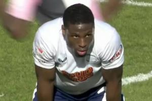 逆天大乌龙！普雷斯顿后卫大力解围踢呲，皮球飞进自家球门