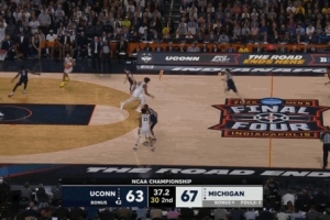 很稳！密歇根底线发球 4名球员先冲刺再分散 破掉对手全场盯人