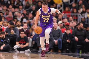 Shams：海外治疗并非NBA球员常态 这是东契奇自己的医疗团队主导