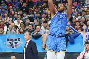 媒体人：许利民纵有千般不是 也轮不到斯佩尔曼指着鼻子喷