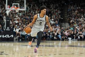 米奇：哈珀极具天赋 能洞察场上局势 训练刻苦 相信他会不断进步