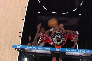 双鬼拍门！马克西反击上篮被卡斯尔&凯尔登大帽封盖