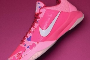 以女儿为灵感配色！布伦森最新科比PE鞋款 粉色球鞋搭配满印爱心