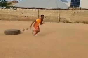 尼日利亚小伙身穿加拉塔萨雷球衣训练，俱乐部赞助商邀请他观赛