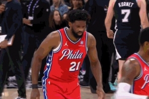 没好利索？恩比德中投命中 之后摇头并不断活动膝盖