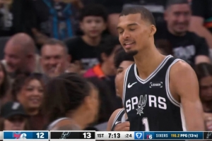 成人打小孩筐既视感！文班转身抹入内线 轻松暴扣打成2+1