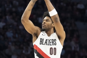 你俩都打得不错!亨德森砍下18分3板3助 塞布尔拿到14分3助5断