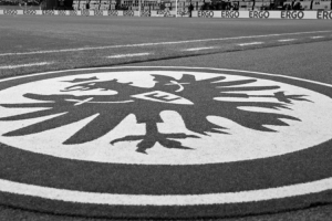 87岁法兰克福球迷比赛期间心脏骤停，现场抢救成功之后在医院去世