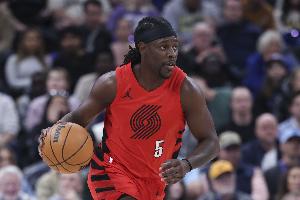 老将很稳!霍勒迪19中7&5记三分拿下19分6板11助 0失误