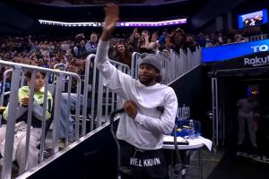 穆迪拄双拐来勇士主场 勇士球迷起立送上久久的掌声 穆迪有些泪目